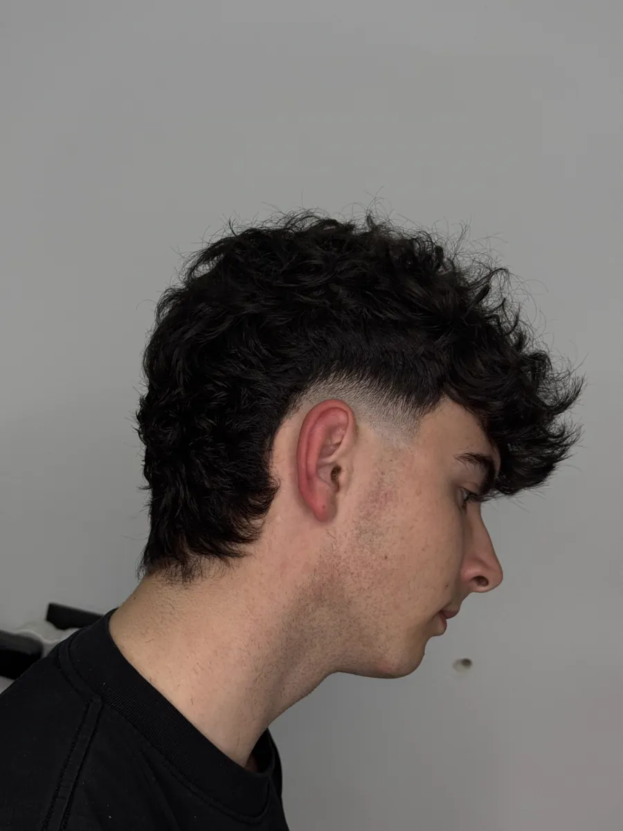 Mullet con degradado bajo hecho en la barbería