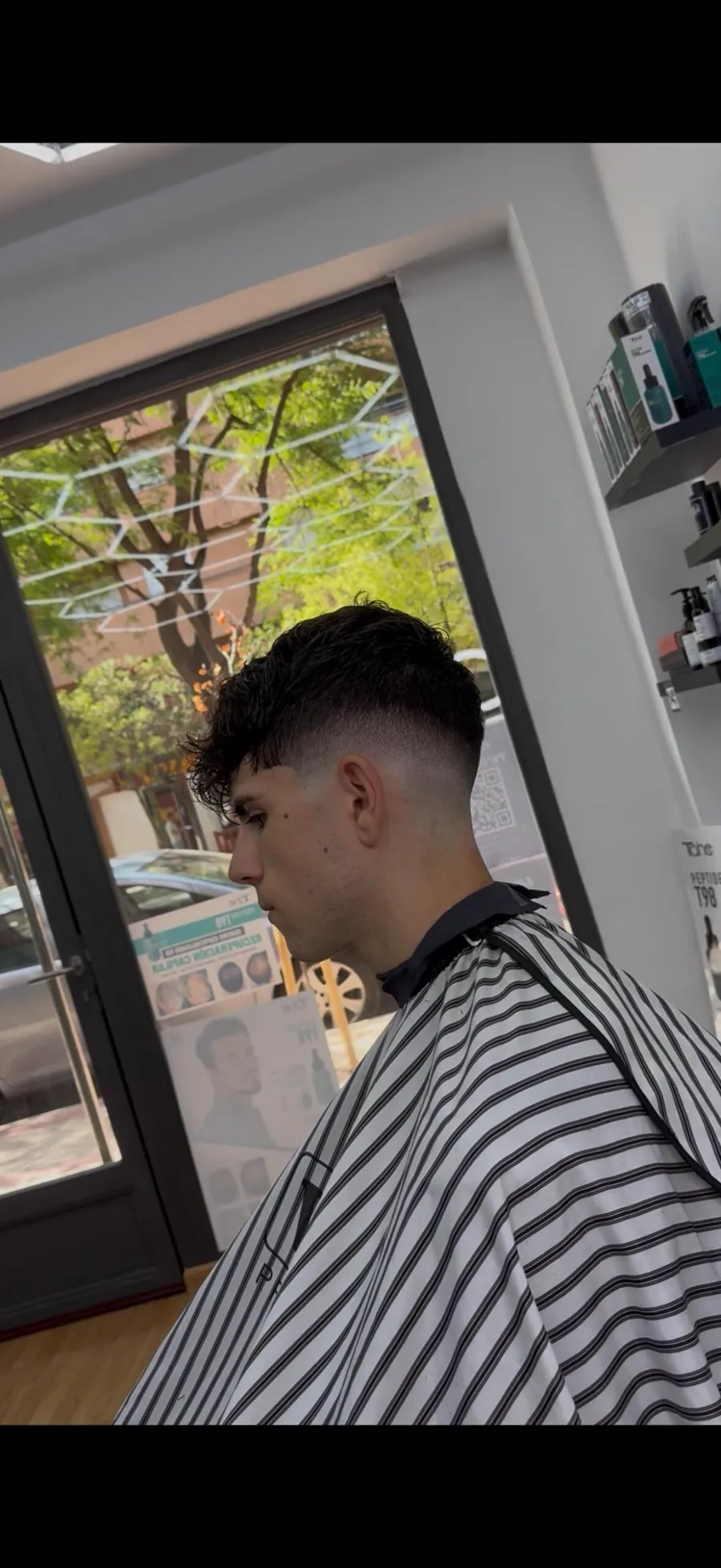 Corte con flequillo y degradado alto