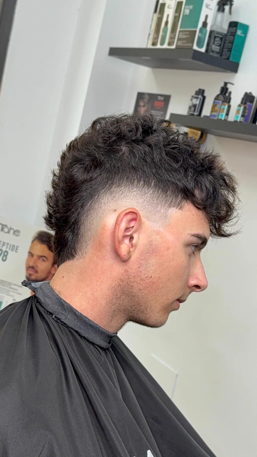 Corte de pelo de hombre con degradado medio y rizo arriba, en Jesús Barber Studio (Murcia)