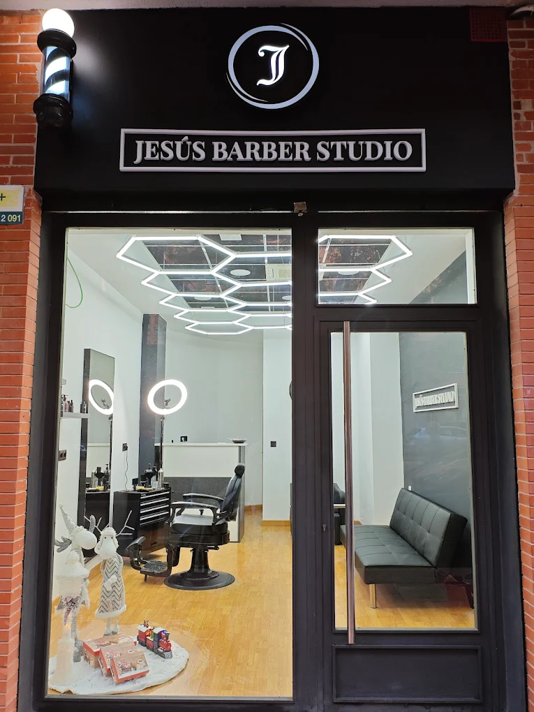 Fachada de la barbería Jesús Barber Studio en la calle Sargento Ángel Tornel, Murcia