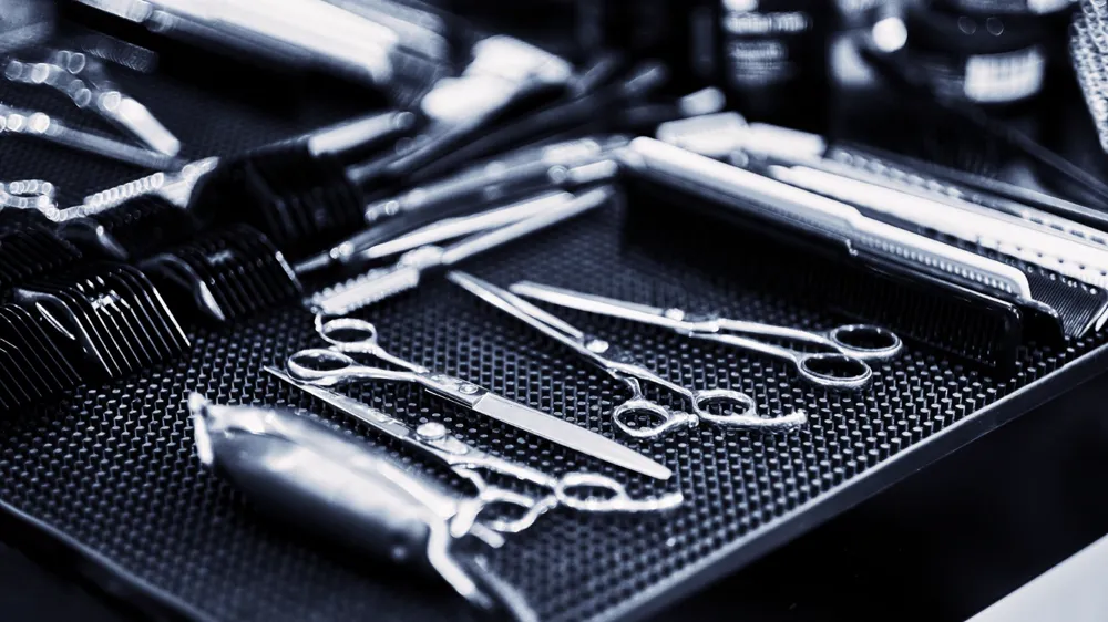 Tijeras, peines y máquina de barbero