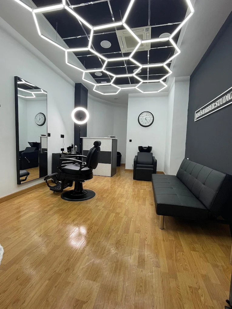 Interior de Jesús Barber Studio con el techo de hexágonos de luz
