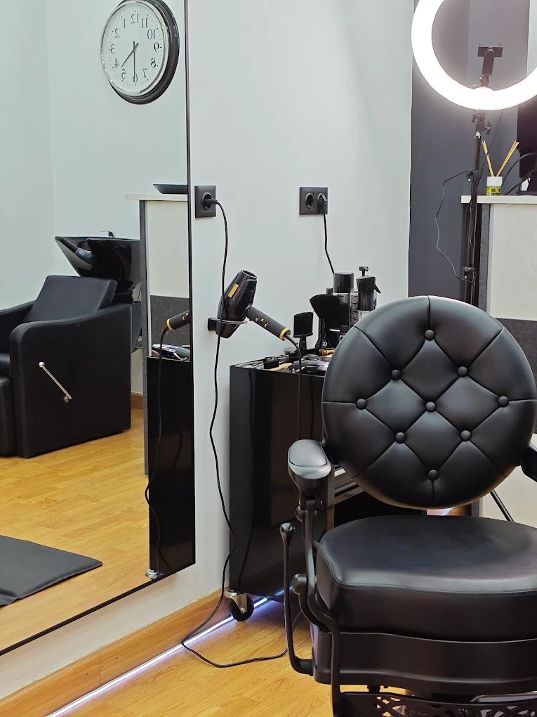 Sillón de barbero y lavacabezas de la barbería