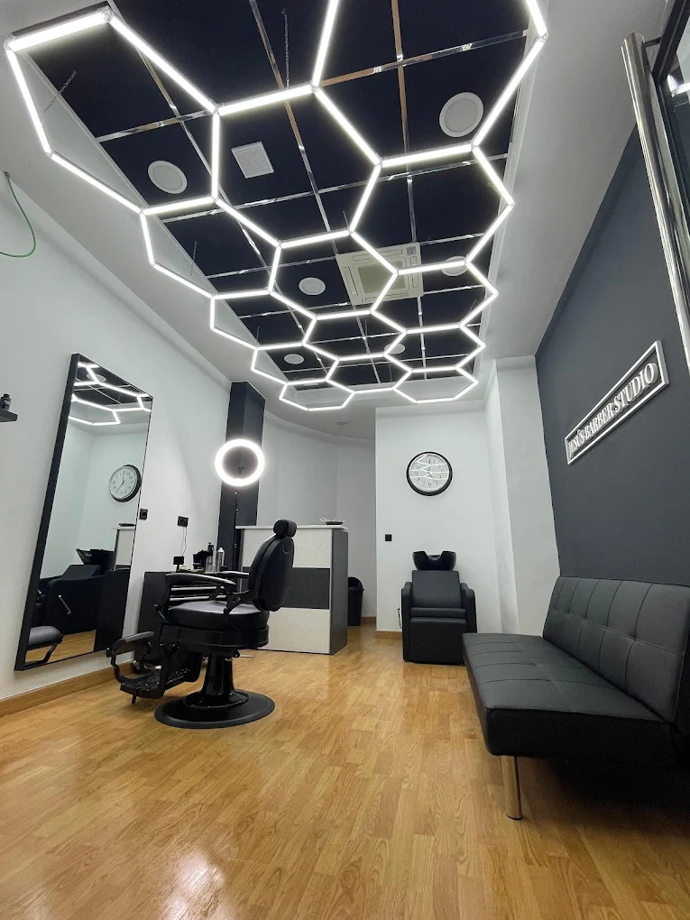 El techo de hexágonos de luz de la barbería Jesús Barber Studio